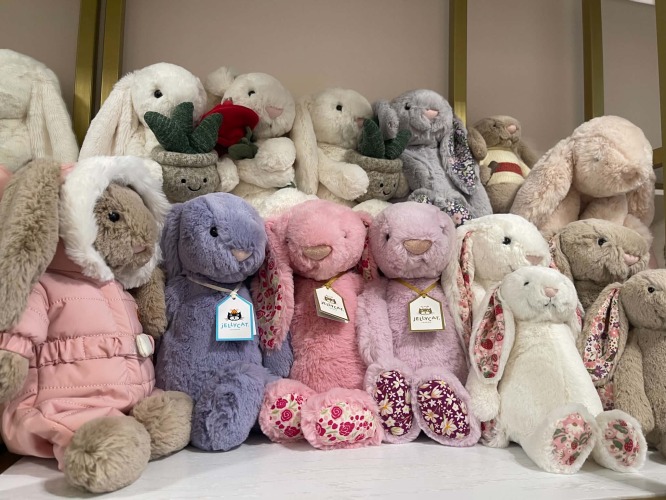 Kolekcja pluszaków Jellycat ułożona na półce: króliczki z serii Amuseables